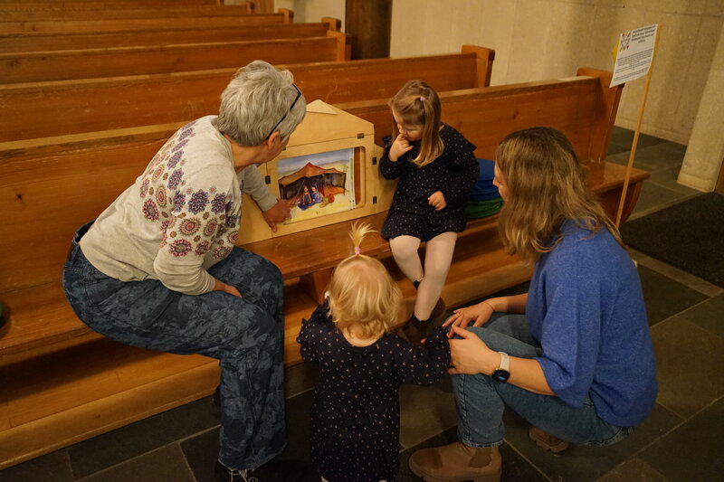 Kindgerecht wird erzählt und erklärt