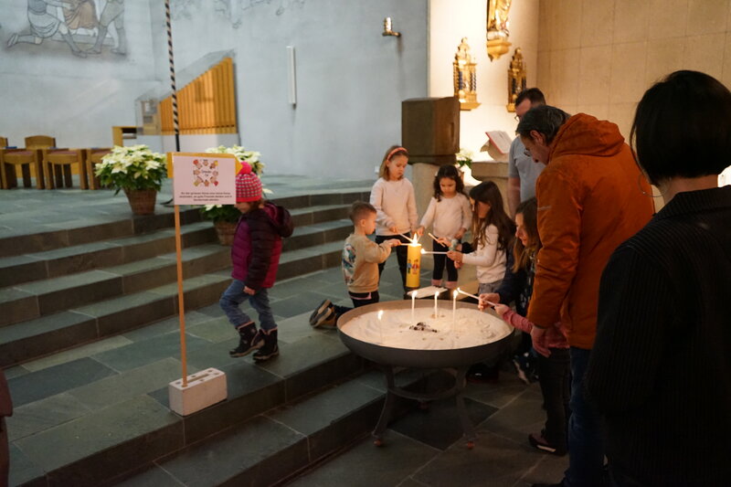 Gemeinsam Kerzen anzünden