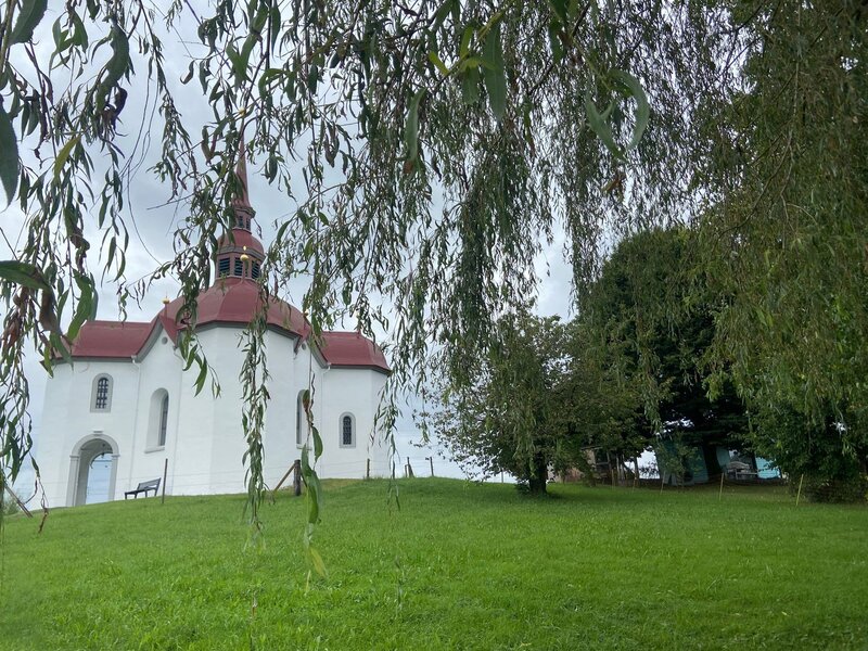 Die Kapelle St. Ottilien liegt auf einer Anhöhe im Grünen,  nahe dem Weiler St. Ottilien und bietet einen schönen  Ausblick auf Buttisholz mit Dorf und Schloss sowie ins  Rottal. Mit ihrer achteckigen, fast orientalisch wirkenden  Architektur ist sie ein Ort der Stille und des Gebets. 