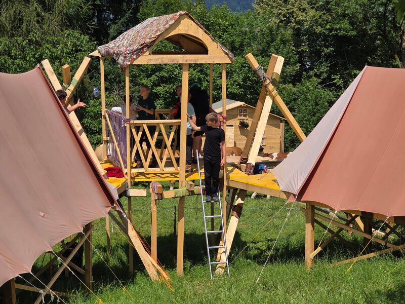 Sommerlager der Jungwacht Littau mit Zelthochbauten und Pavillon sowie das ebenfalls selbstgebaute WC-Häuschen im Hintergrund / Fotograf Ruedy Sigrist, Pfarreileiter Littau Sommerlager der Jungwacht Littau mit Zelthochbauten und Pavillon sowie das ebenfalls selbstgebaute WC-Häuschen im Hintergrund / Fotograf Ruedy Sigrist, Pfarreileiter Littau